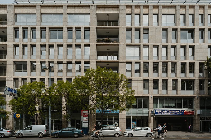 This picture shows the Bartok Haz building in Budapest from the outside.